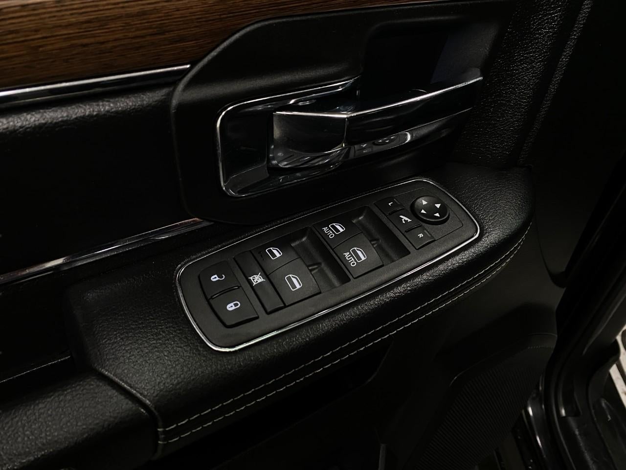 2017 RAM 1500 Laramie 4x4 Crew Cab 5'7 Box