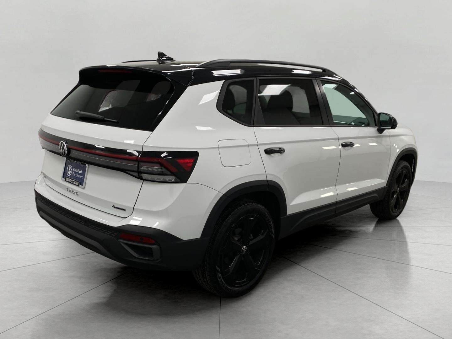 2025 Volkswagen Taos SE Black 4MOTION