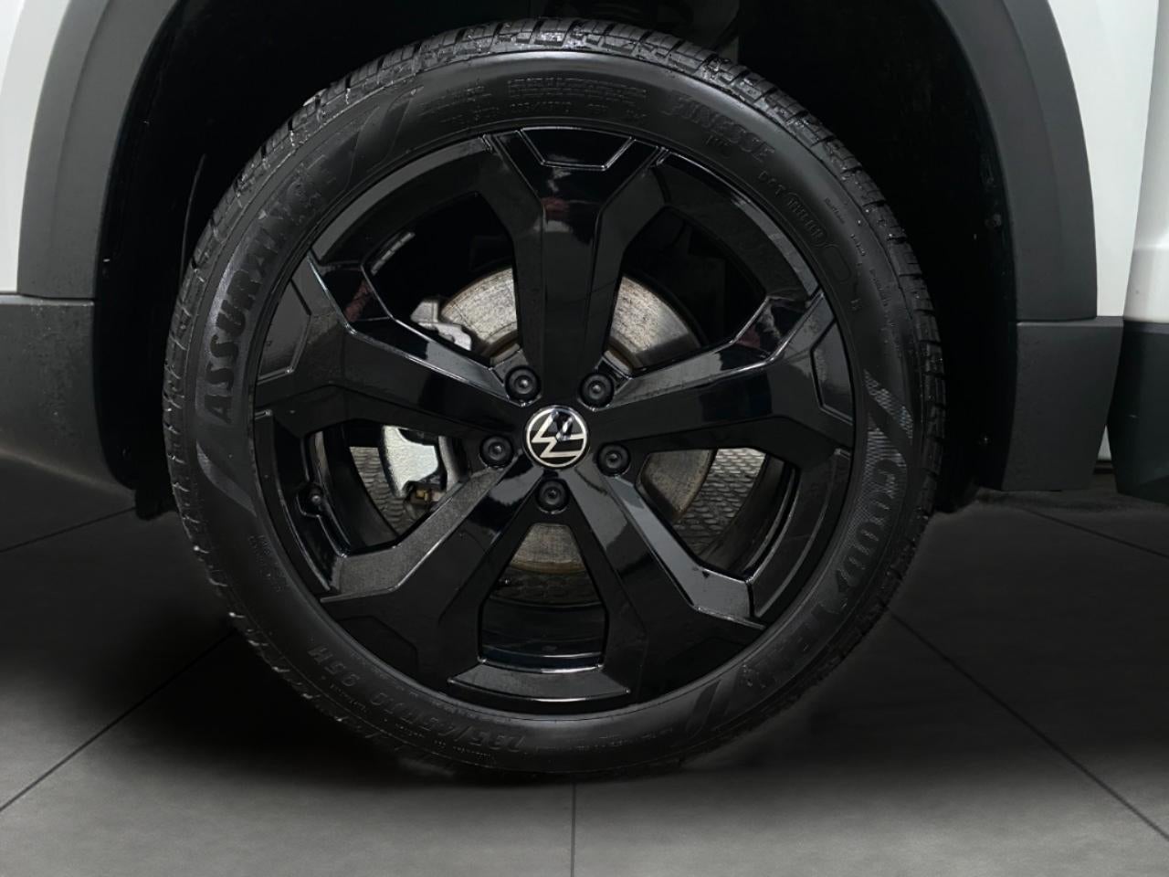 2025 Volkswagen Taos SE Black 4MOTION