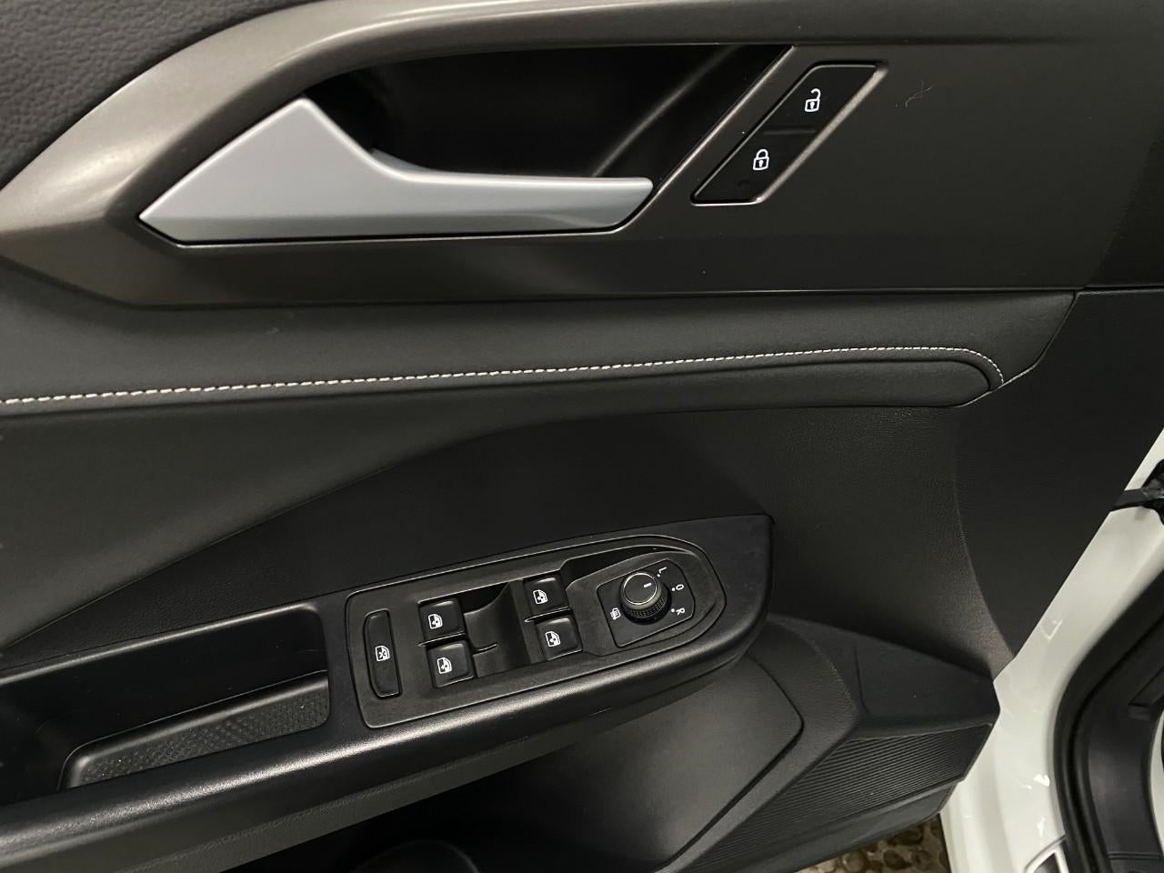 2025 Volkswagen Taos SE Black 4MOTION