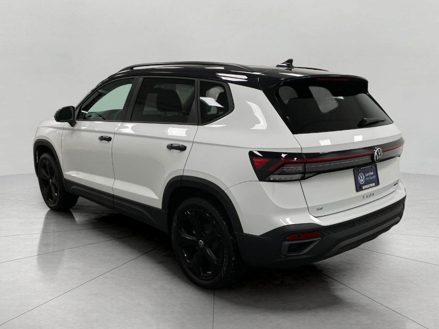 2025 Volkswagen Taos SE Black 4MOTION