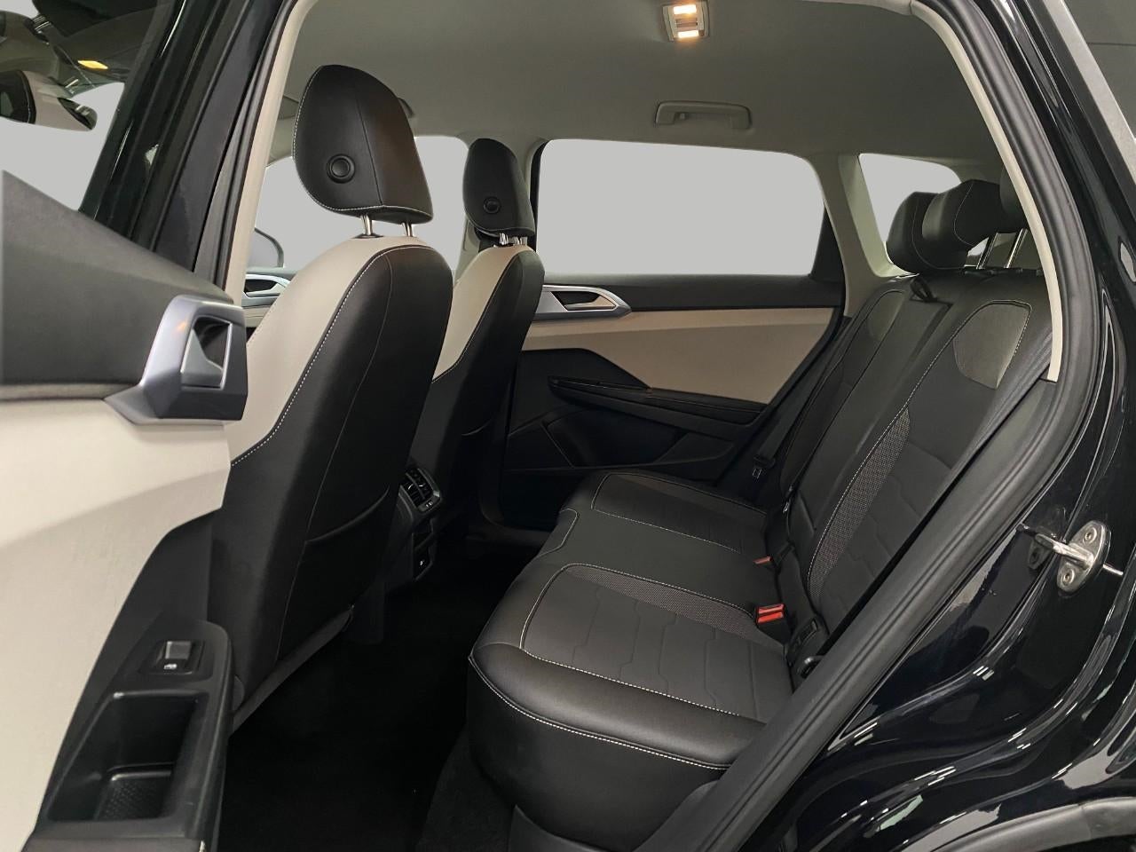 2025 Volkswagen Taos SE 4MOTION