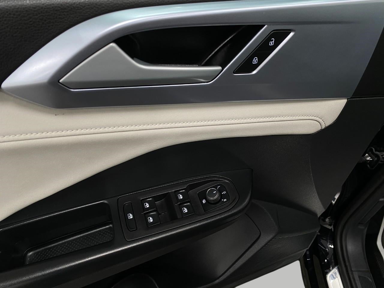 2025 Volkswagen Taos SE 4MOTION