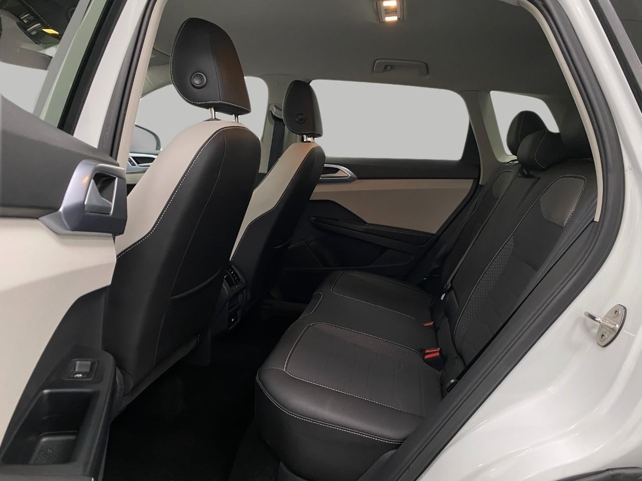 2025 Volkswagen Taos SE 4MOTION