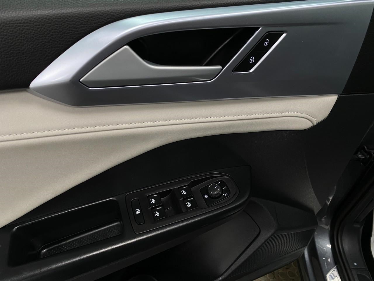 2025 Volkswagen Taos SE 4MOTION