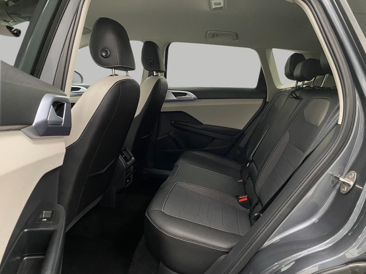 2025 Volkswagen Taos SE 4MOTION