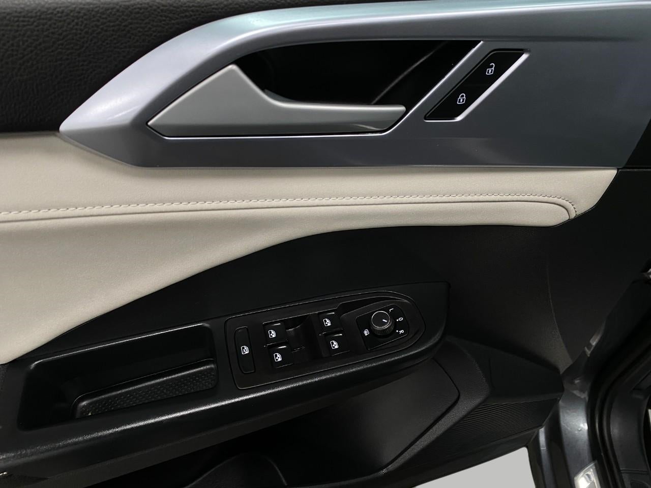 2025 Volkswagen Taos SE 4MOTION