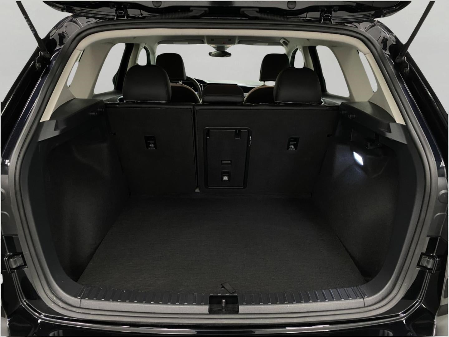 2025 Volkswagen Taos SE 4MOTION