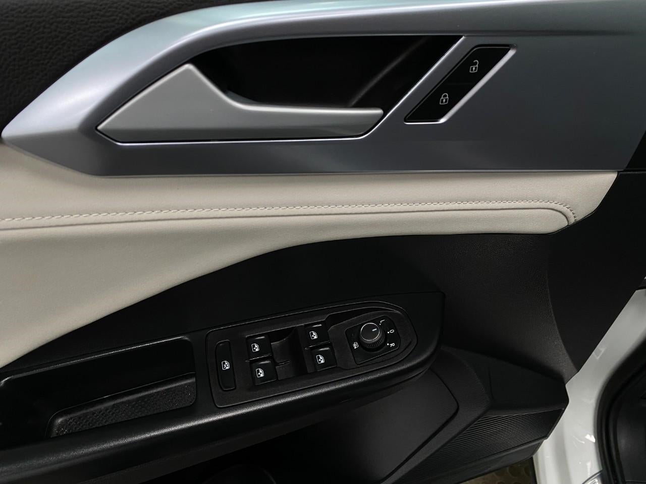 2025 Volkswagen Taos SE 4MOTION