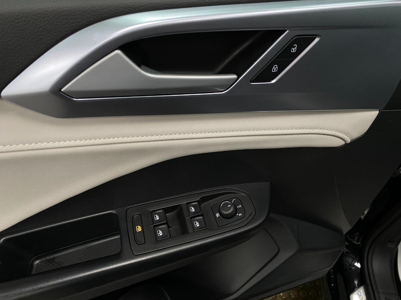 2025 Volkswagen Taos SE 4MOTION