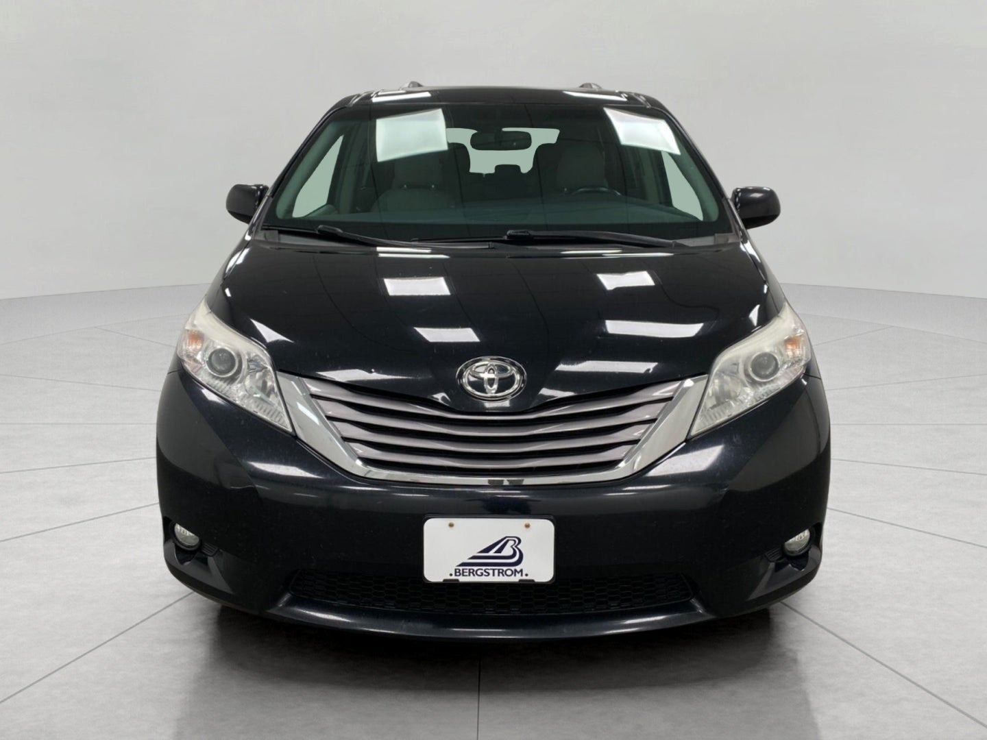 2016 Toyota SIENNA XLE 8-PASSENGER