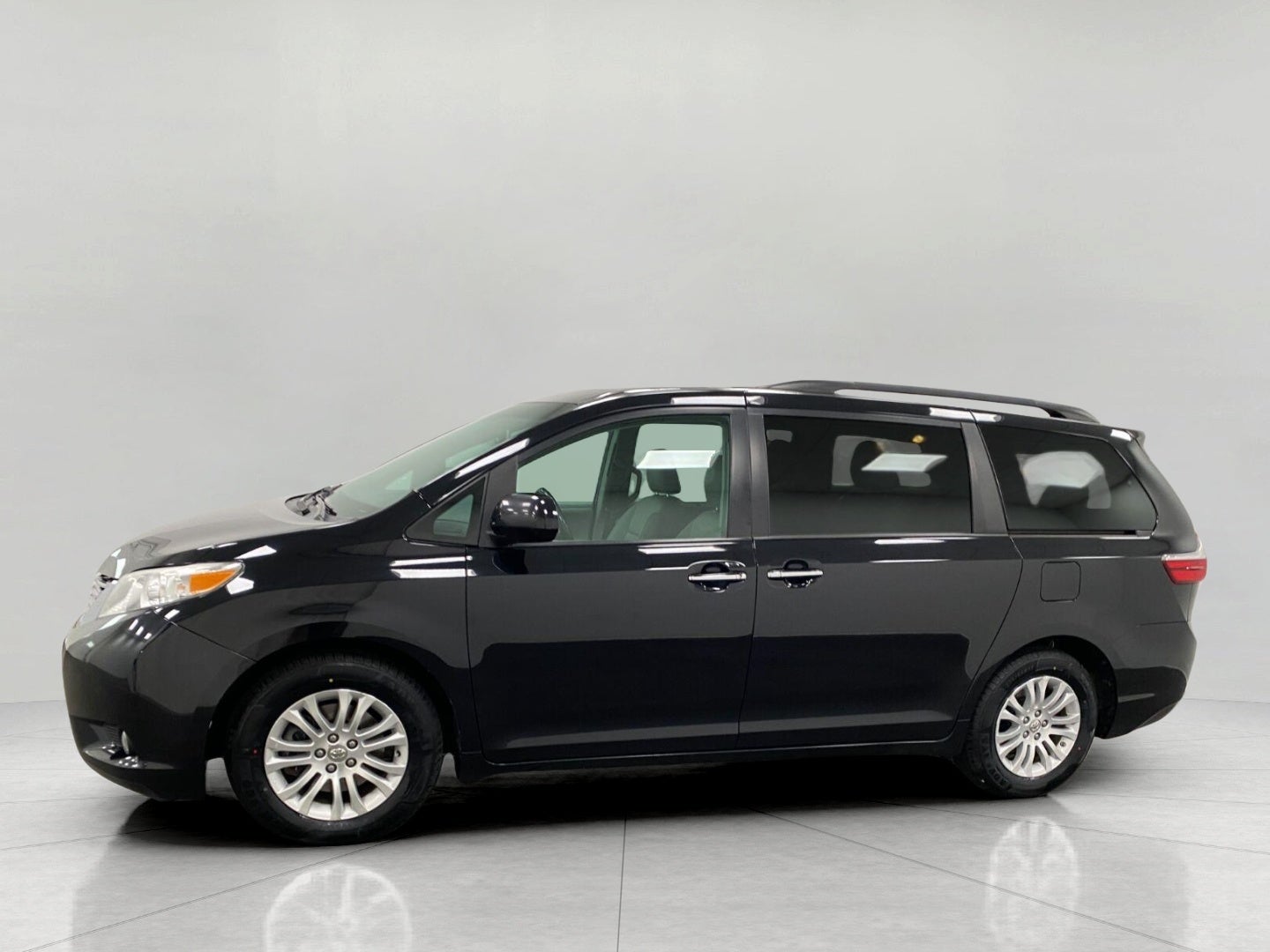 2016 Toyota SIENNA XLE 8-PASSENGER